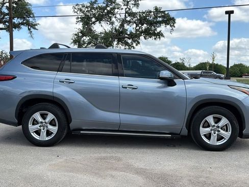 Used 2022 Toyota Highlander LE FWD image 4
