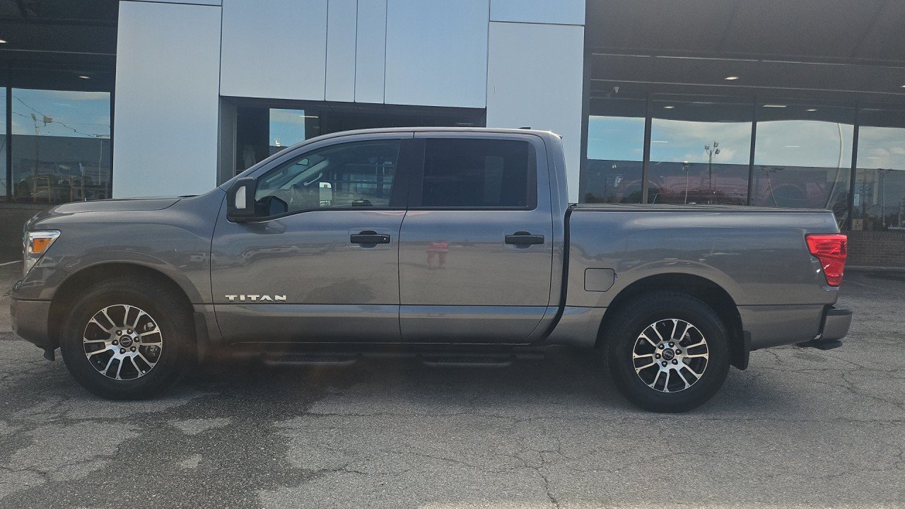 Used 2024 Nissan Titan SV w/ SV Convenience Package RWD image 2