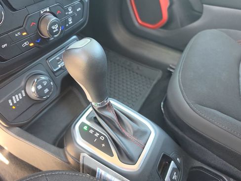 Used 2023 Jeep Renegade Trailhawk AWD/4WD image 25