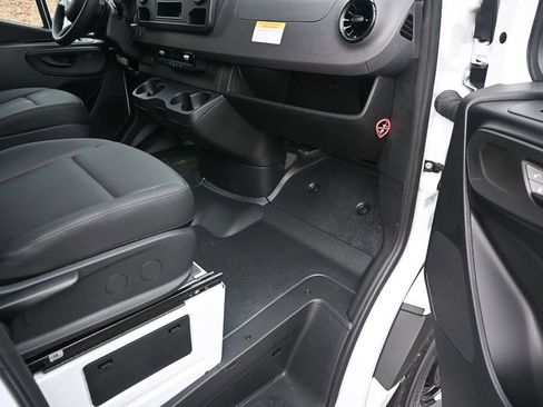 Used 2025 Mercedes-Benz Sprinter 2500 image 18