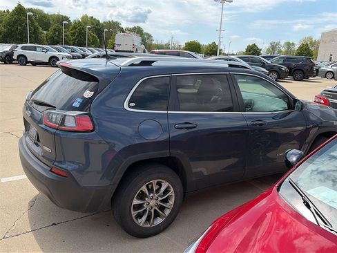 Used 2019 Jeep Cherokee Latitude Plus AWD/4WD image 2
