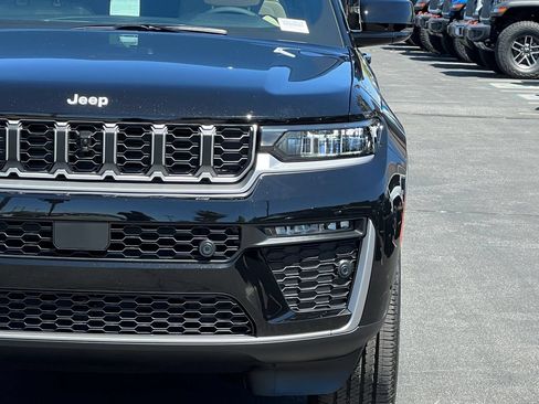 New 2026 Jeep Grand Cherokee L Limited w/ Luxury Tech Group II AWD/4WD image 12
