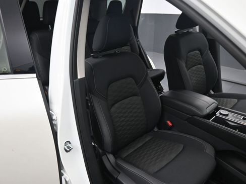 Used 2023 Nissan Pathfinder SV image 21