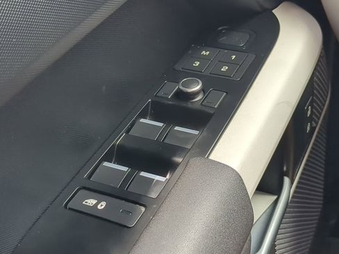 Used 2020 Land Rover Defender 110 First Edition image 25