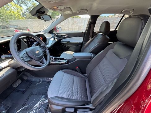 Used 2025 Chevrolet Trax LT FWD image 25