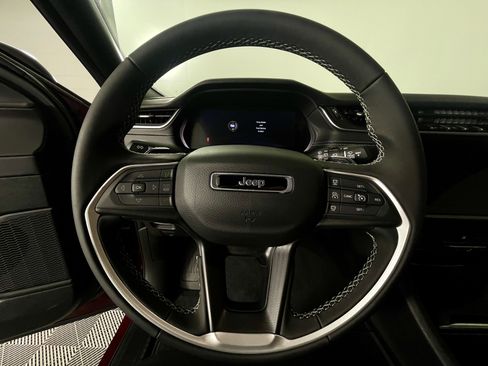 Certified 2025 Jeep Grand Cherokee Laredo image 18