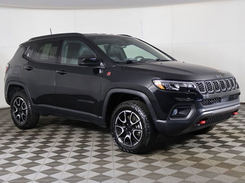 Used 2024 Jeep Compass Trailhawk AWD/4WD image 2