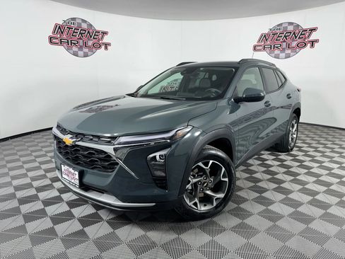 Used 2025 Chevrolet Trax LT w/ Driver Confidence Package image 1