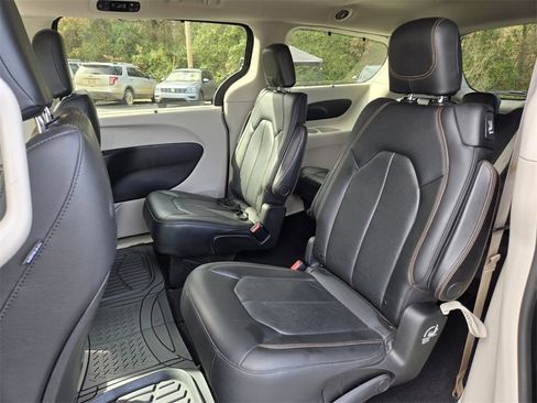 Used 2020 Chrysler Pacifica Touring-L image 12