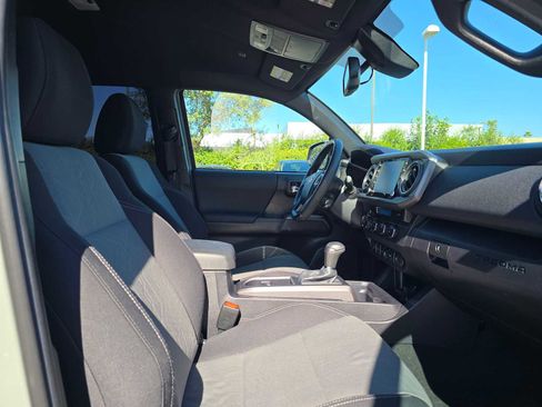 Used 2022 Toyota Tacoma TRD Sport image 11