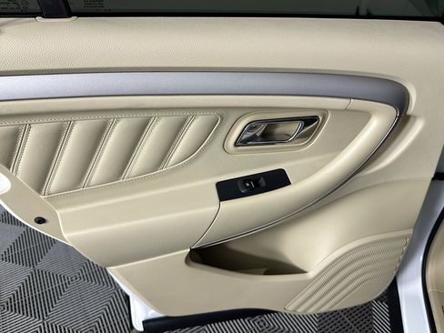 Used 2016 Ford Taurus SE image 24