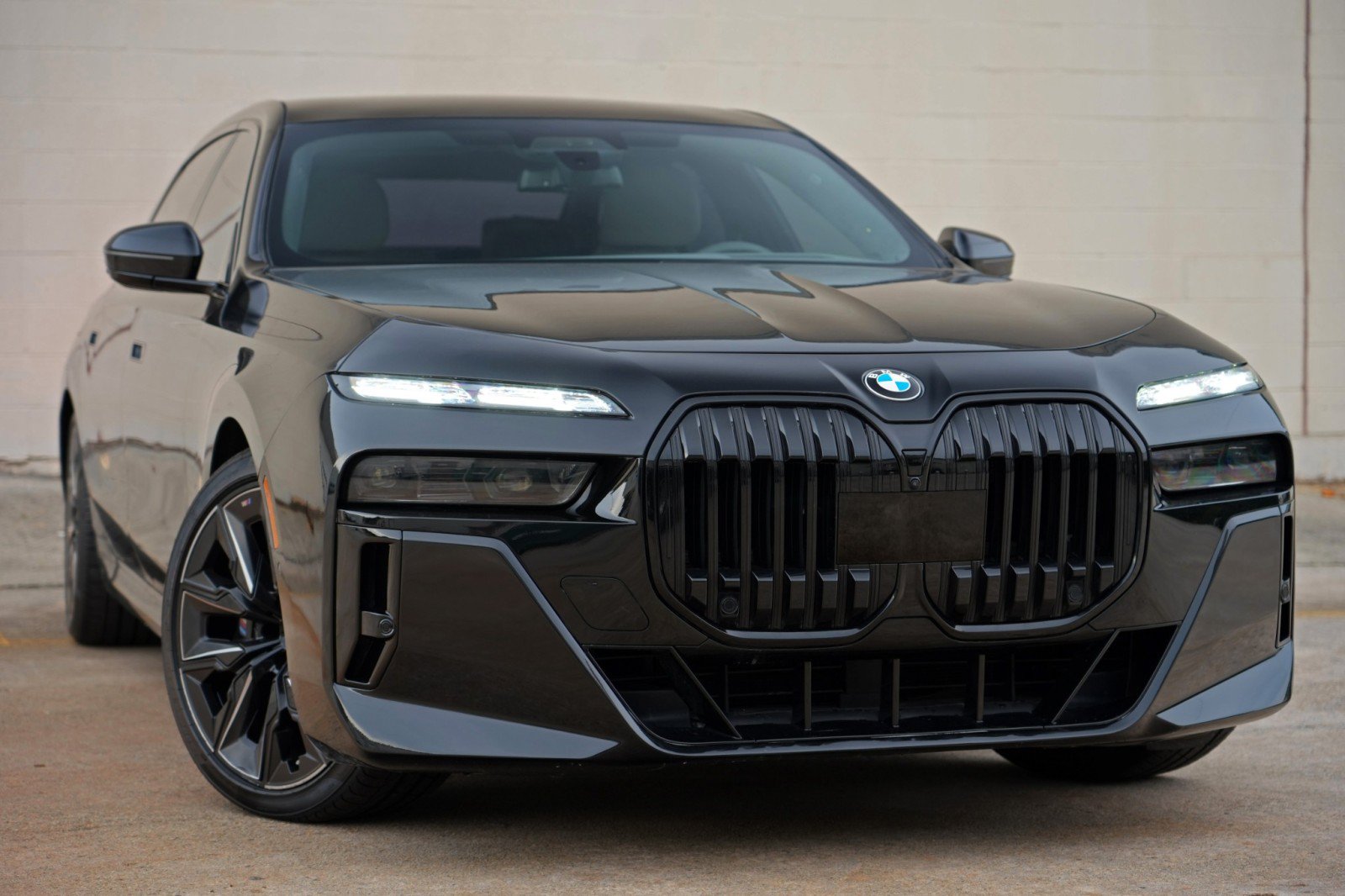 Used 2023 BMW 760i xDrive AWD/4WD image 4