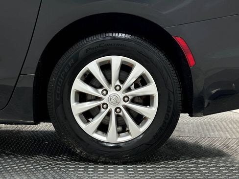 Used 2019 Chrysler Pacifica Touring-L FWD image 39