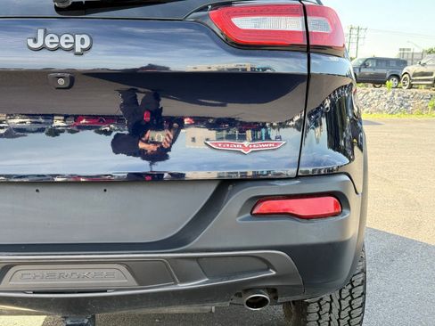 Used 2016 Jeep Cherokee Trailhawk AWD/4WD image 9