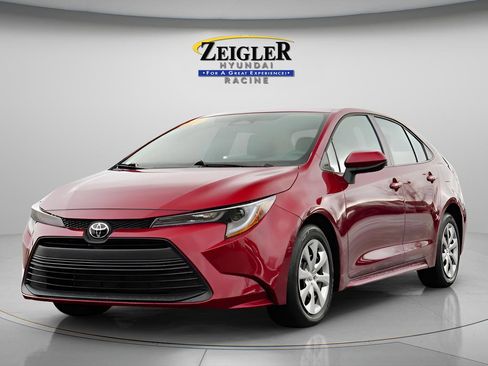 Used 2026 Toyota Corolla LE image 3