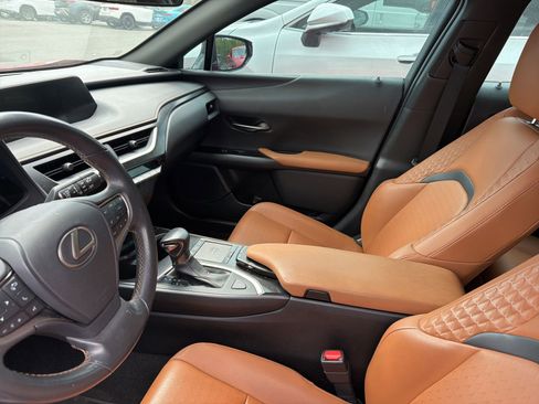 Used 2019 Lexus UX 200 w/ Accessory Package FWD image 7