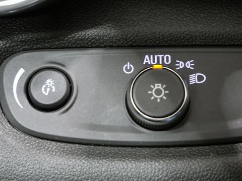 Used 2025 Chevrolet Trax LT FWD image 14