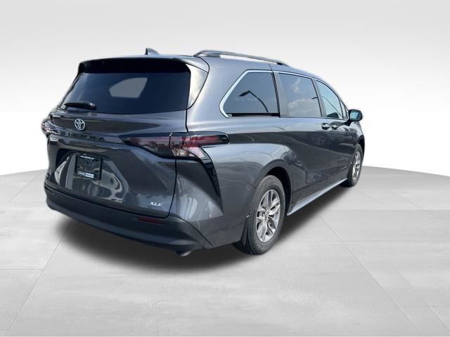 Used 2025 Toyota Sienna XLE w/ XLE Plus Package FWD image 7