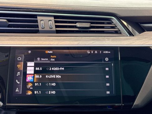 Used 2021 Audi e-tron Prestige w/ Prestige Package image 15