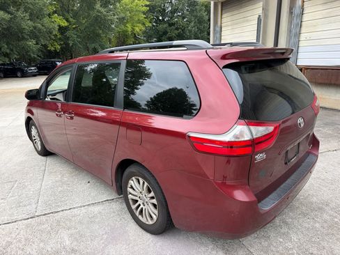 Used 2017 Toyota Sienna XLE Premium FWD image 7