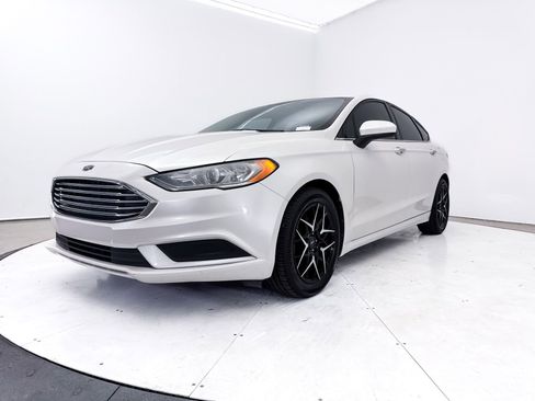 Used 2017 Ford Fusion SE w/ Fusion SE Technology Package image 9