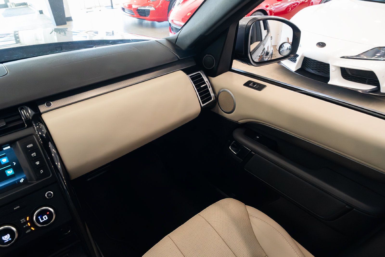 Used 2017 Land Rover Discovery SE AWD/4WD image 11