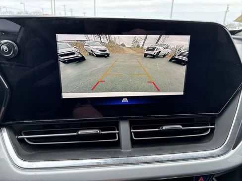 Used 2025 Chevrolet Trax LT w/ LT Convenience Package image 16