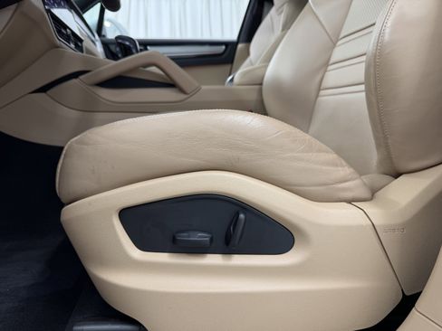 Certified 2023 Porsche Cayenne Platinum Edition image 32