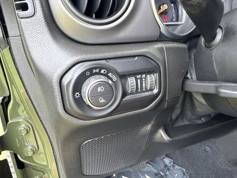 Used 2021 Jeep Gladiator Sport image 32