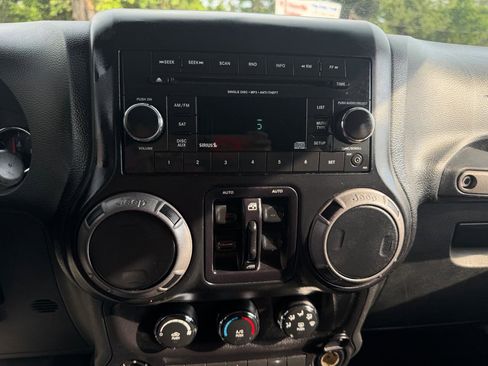 Used 2014 Jeep Wrangler Unlimited Sport w/ Quick Order Package 24S AWD/4WD image 21