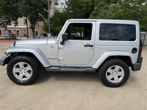 Used 2011 Jeep Wrangler Sahara w/ Connectivity Group AWD/4WD image 4