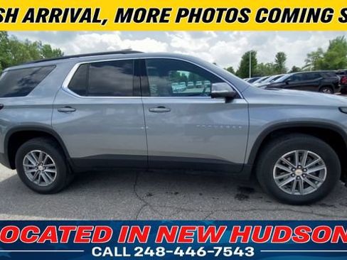 Used 2023 Chevrolet Traverse LT FWD image 3