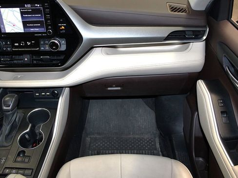 Used 2020 Toyota Highlander XLE AWD/4WD image 32
