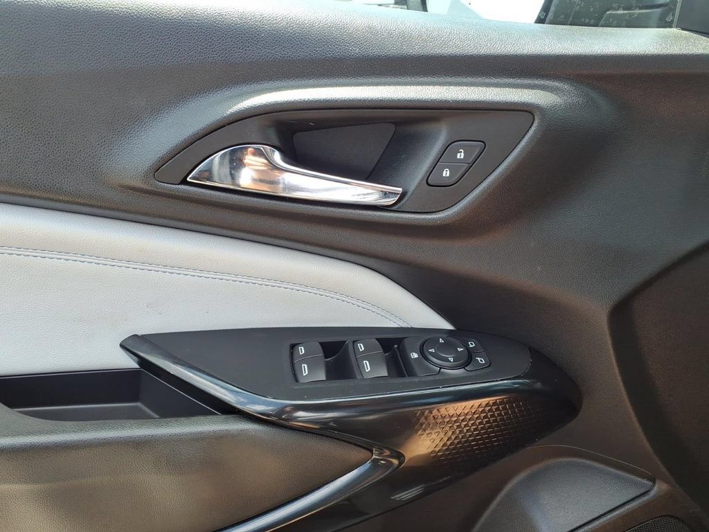 Used 2024 Chevrolet Trax LT FWD image 14