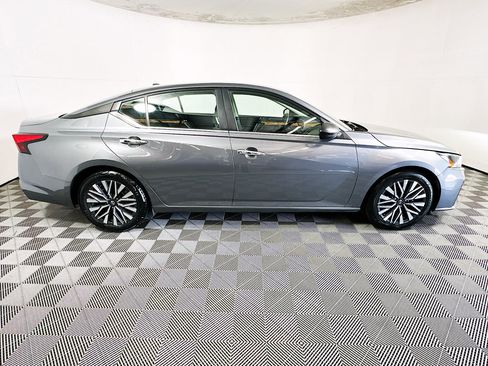 Used 2024 Nissan Altima 2.5 SV FWD image 2