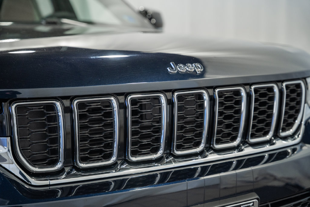 Certified 2023 Jeep Grand Cherokee Limited AWD/4WD image 9