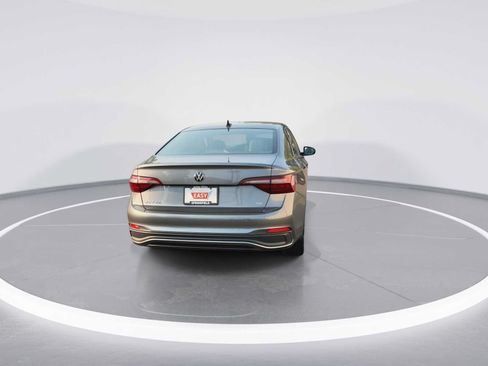 Used 2024 Volkswagen Jetta SE FWD image 7