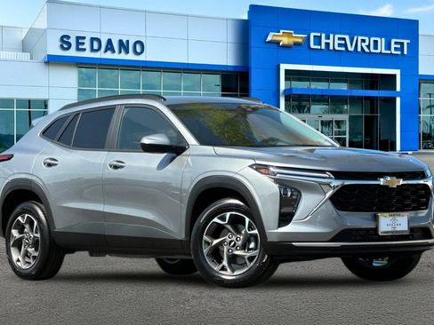 New 2026 Chevrolet Trax LT w/ Driver Confidence Package FWD image 2
