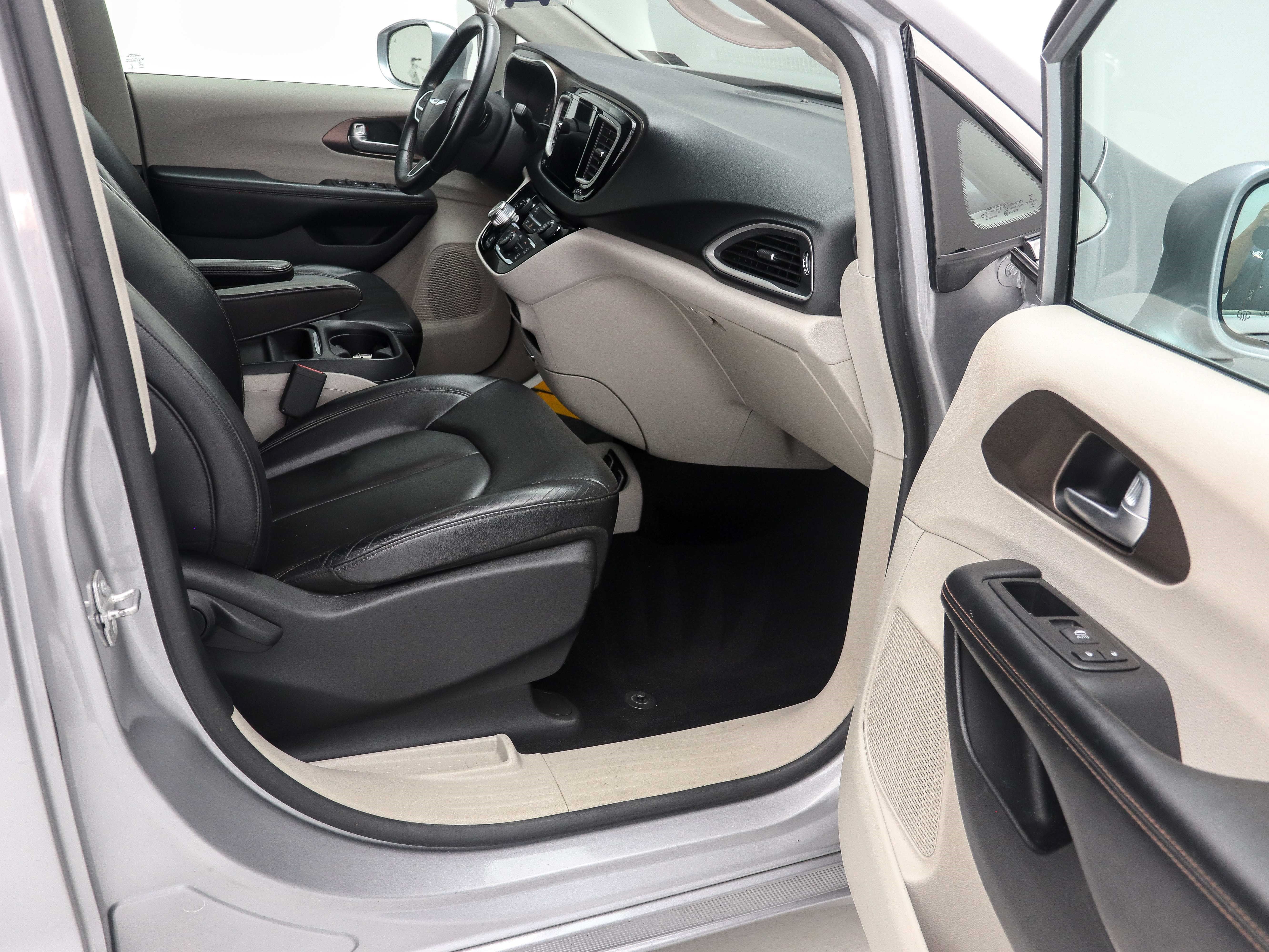 Used 2017 Chrysler Pacifica Touring-L FWD image 17