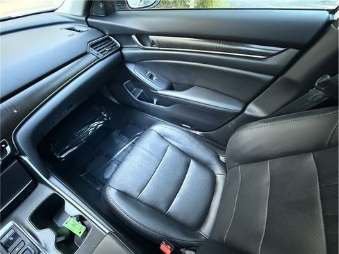 Used 2020 Honda Accord Touring image 12