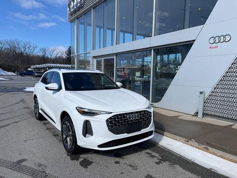 Used 2025 Audi Q5 Premium w/ Convenience Package image 3