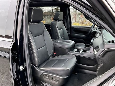 Used 2023 GMC Yukon XL SLT w/ SLT Premium Package image 7