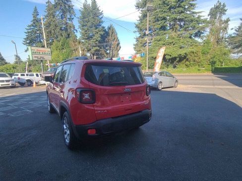 Used 2018 Jeep Renegade Latitude w/ Popular Equipment Group AWD/4WD image 4