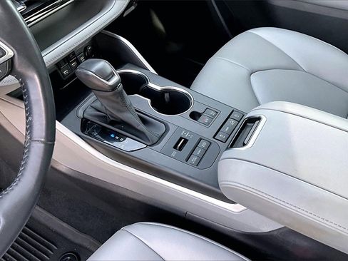 Used 2021 Toyota Highlander XLE image 15