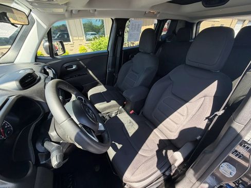 Used 2018 Jeep Renegade Latitude FWD image 17