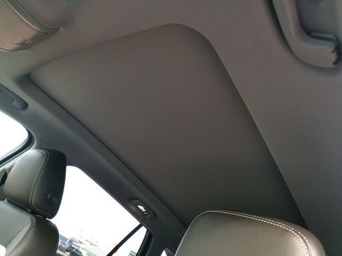 Used 2022 GMC Terrain SLT w/ Infotainment Package II FWD image 8