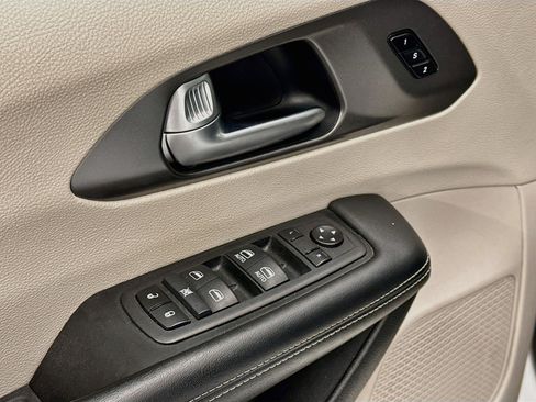Used 2024 Chrysler Pacifica Touring-L FWD image 15