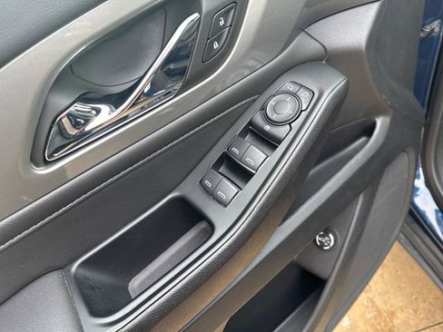 Used 2023 Chevrolet Traverse LT image 17