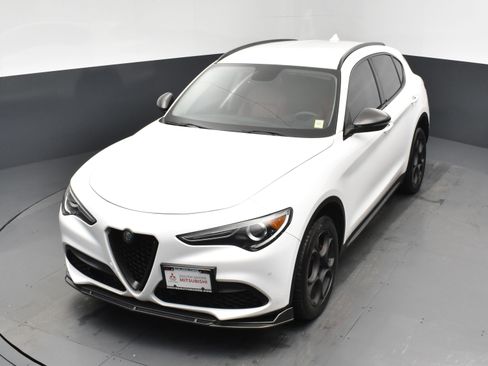 Used 2018 Alfa Romeo Stelvio Sport w/ Quick Order Package 22J Sport AWD/4WD image 22