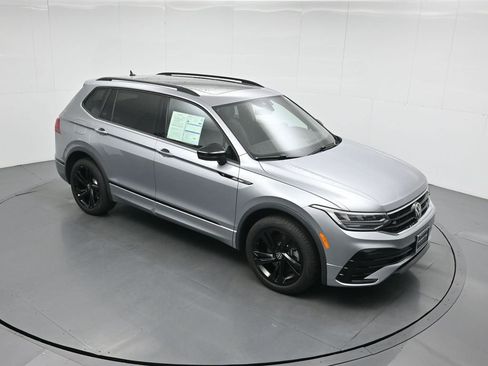 Used 2024 Volkswagen Tiguan SE R-Line image 40